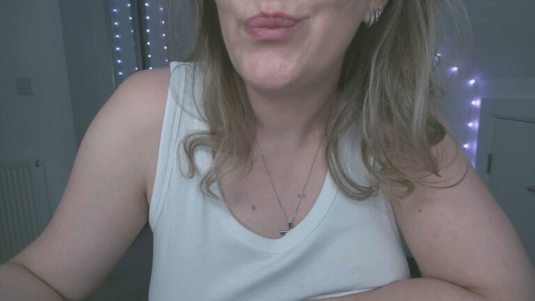 LadybirdXoX's Streamate show and profile