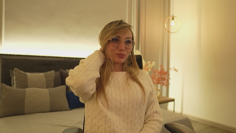 AlinnaKim's Streamate show and profile