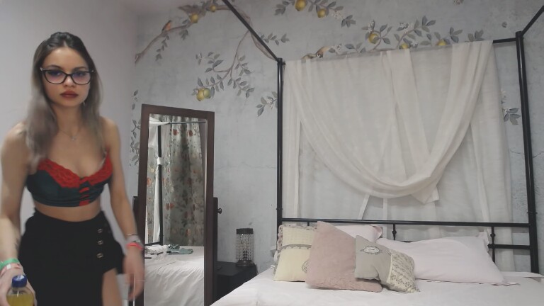 DAPHNEEs's Streamate show and profile